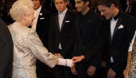 One Direction rencontrent la Reine d’Angleterre !
