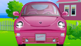 Nettoyer la voiture de Barbie