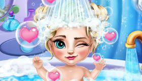 Bébé Elsa prend le bain